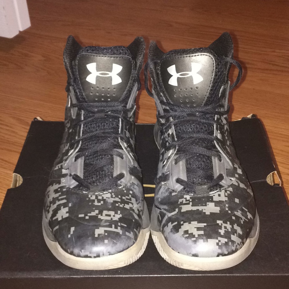 Under Armour UA Lighting Charged basketball shoes